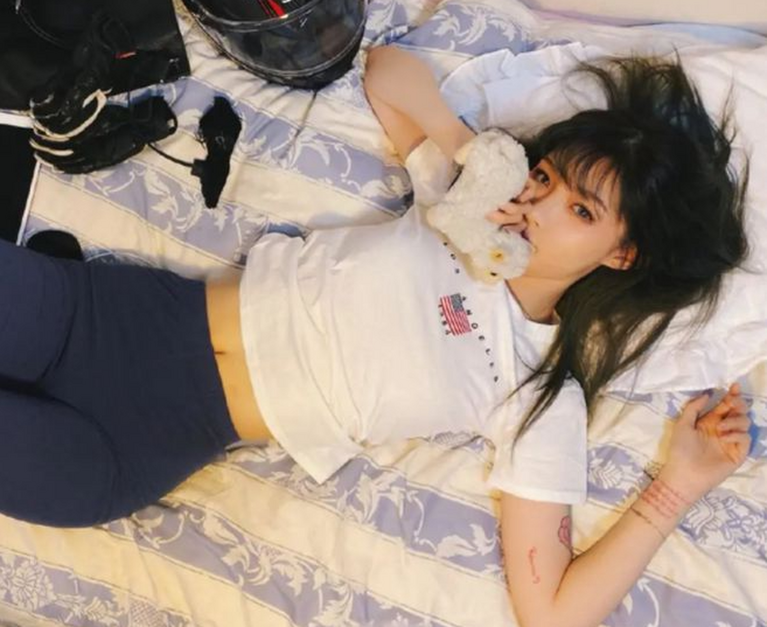 据悉,该男子叫朱某龙,他从海口骑共享单车来到三亚,一路上骑行了30