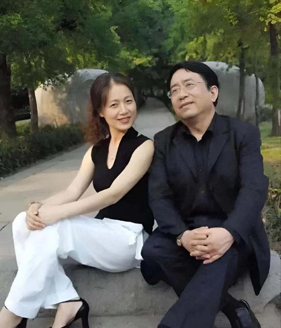 "  当年,余秋雨苦追李红,李红经不住软磨硬泡,嫁给了他,后来,随