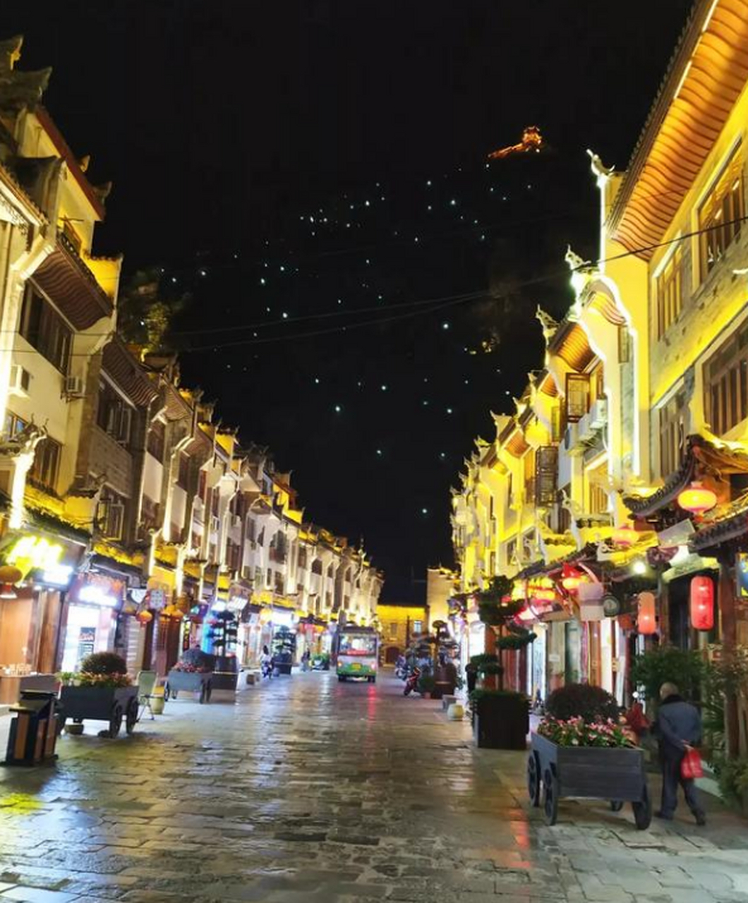 黄金无假,阿魏无真. 客来主不顾,应恐怕是痴人. 闹里有钱,静处安身.