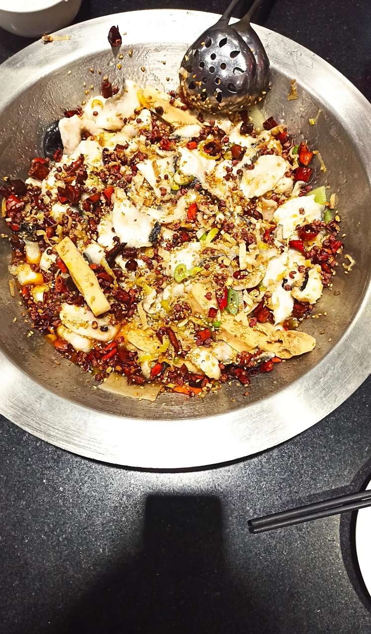 今天休假一天,和家人去五路口总店"锦翔炝锅鱼"吃饭,要了一个大份的
