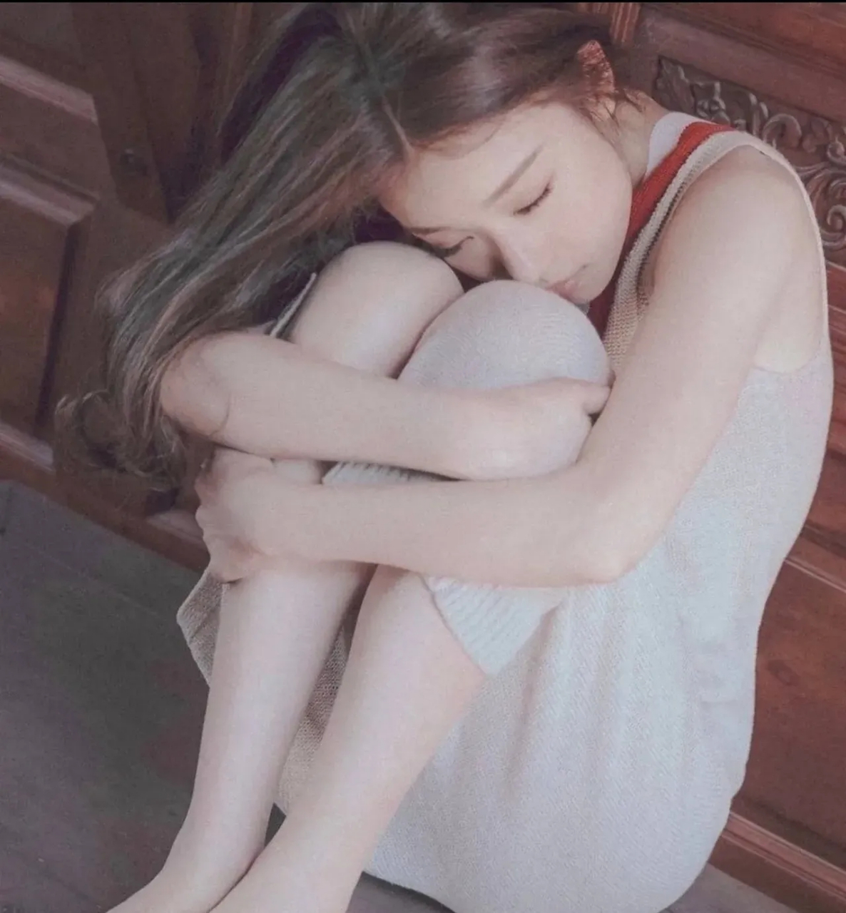 倪妮的这组抱腿靠墙的照片看的让我有点心疼!