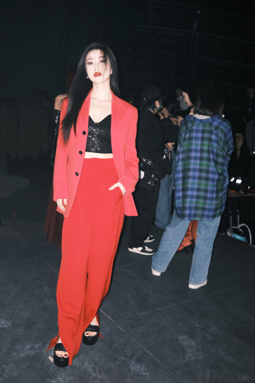 朱珠在乘风破浪的舞台上真的太美了,身材凹凸有致,走起路来摇曳生姿