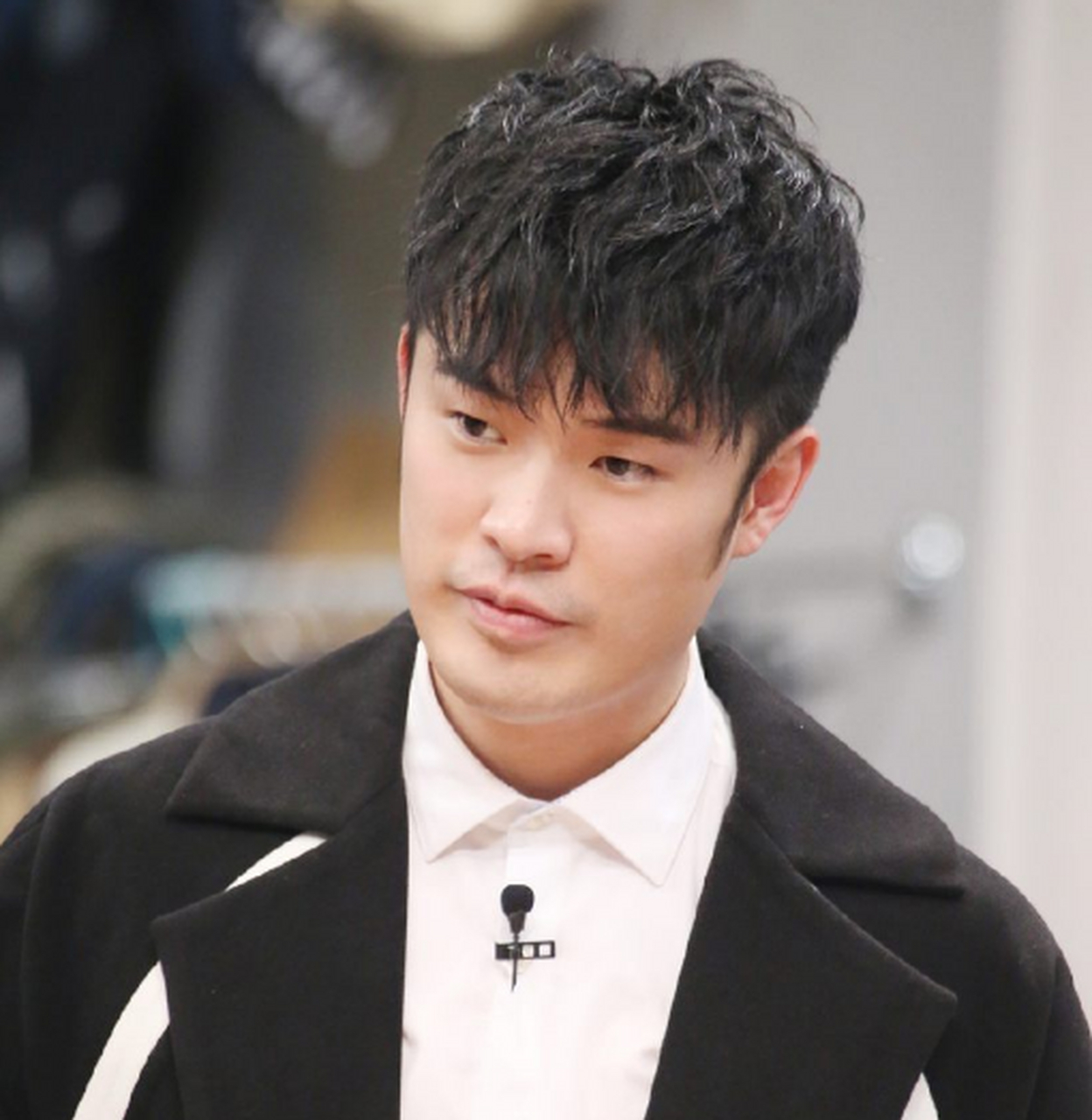 陈赫自曝节目录到一半发现确诊 陈赫突然晒出视频,镜头里的他穿着