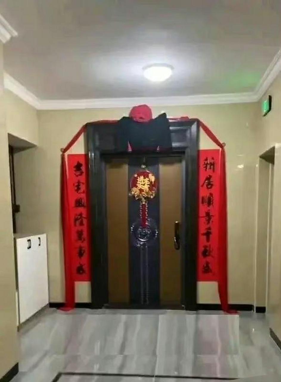 门上挂个裤子?这是什么意思呢?[汗][疑问][晕]