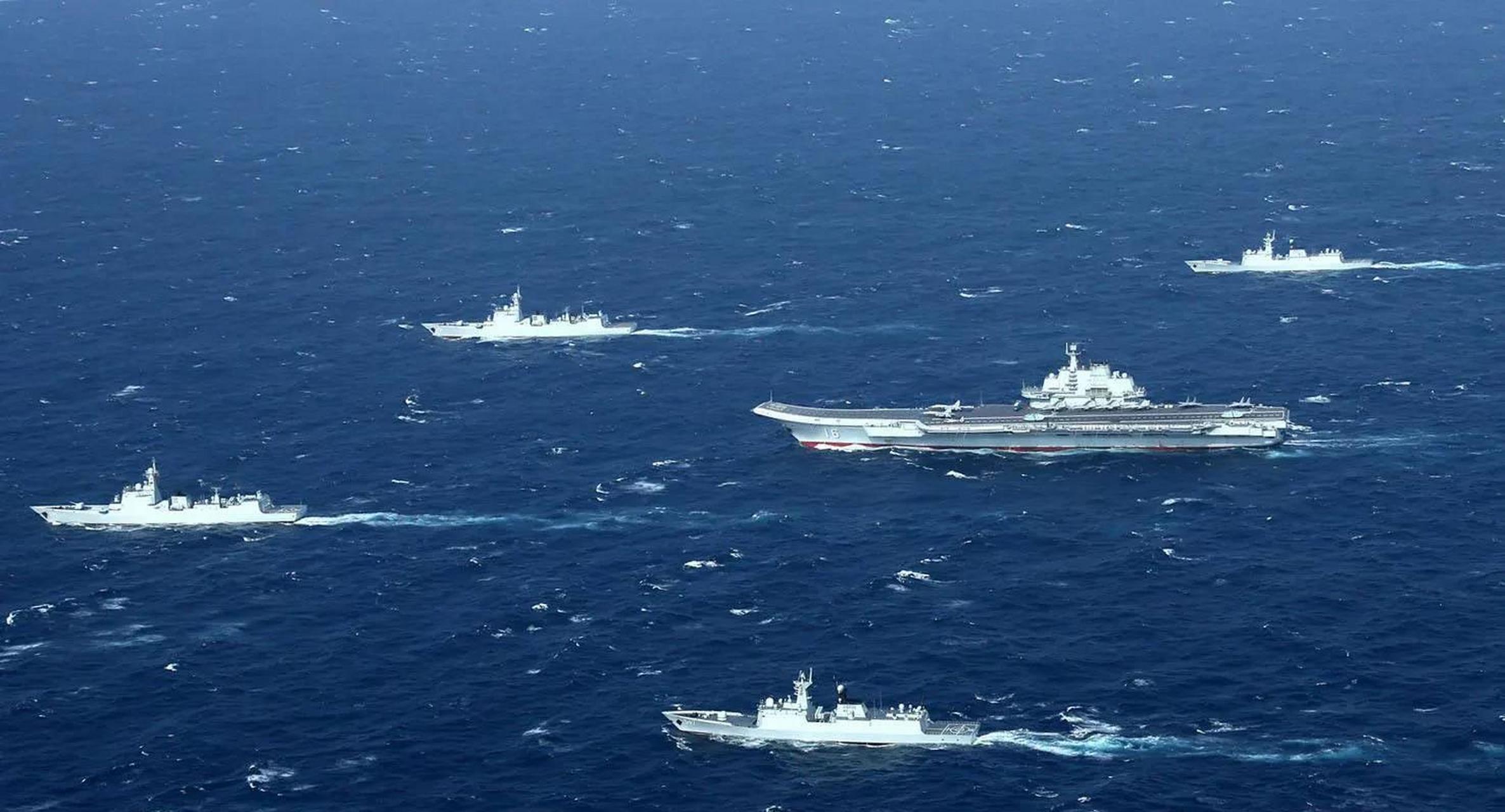 山东舰航母编队逼近关岛,编队成员包括4艘战舰:055型大型万吨级驱逐舰