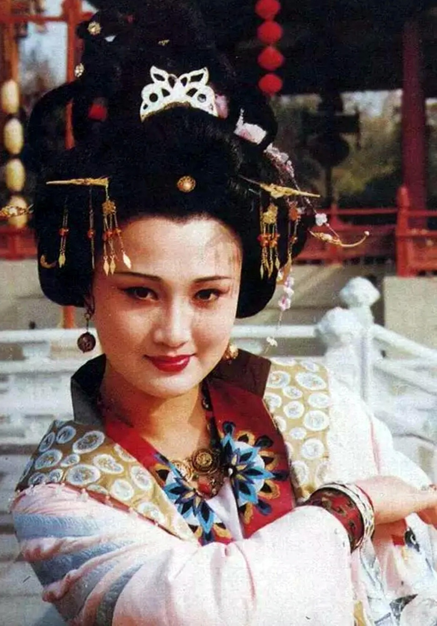 他们不仅用香料沐浴,在衣服上悬挂香囊,连住宅庭院里