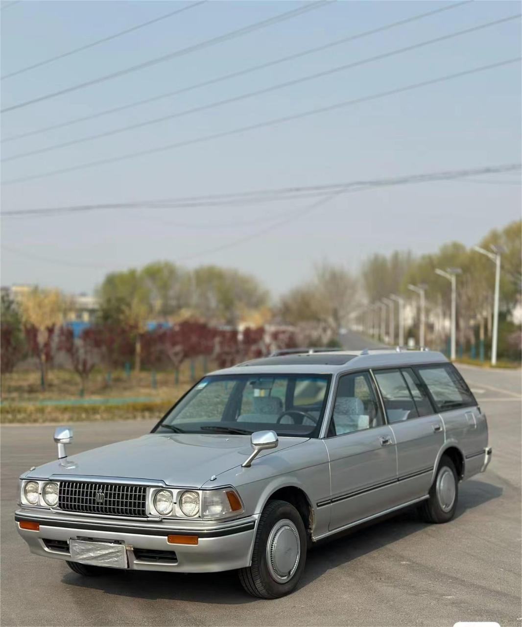 四眼版本皇冠旅行车,收藏级别,国内孤品,最独特的就是后窗双雨刷,见过
