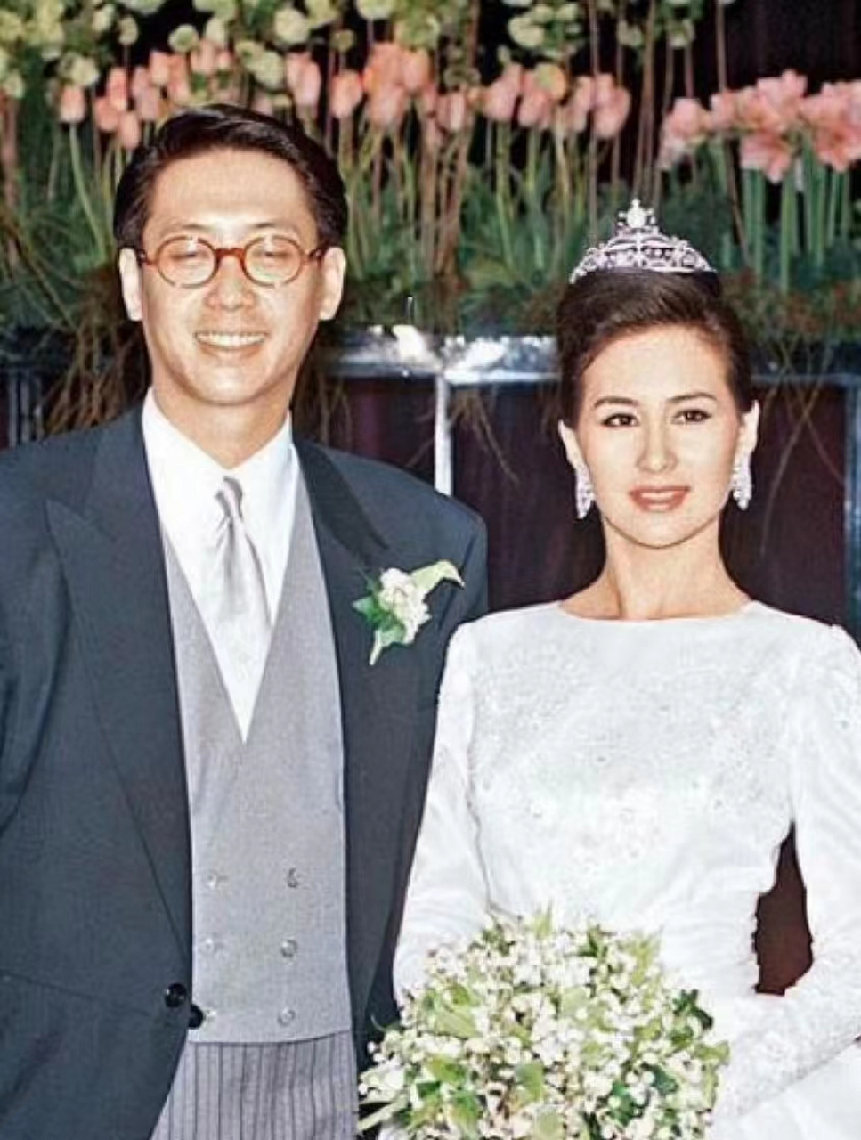 何超琼和许晋亨曾经也是才子佳人被人津津乐道的佳话,可惜因为李嘉欣