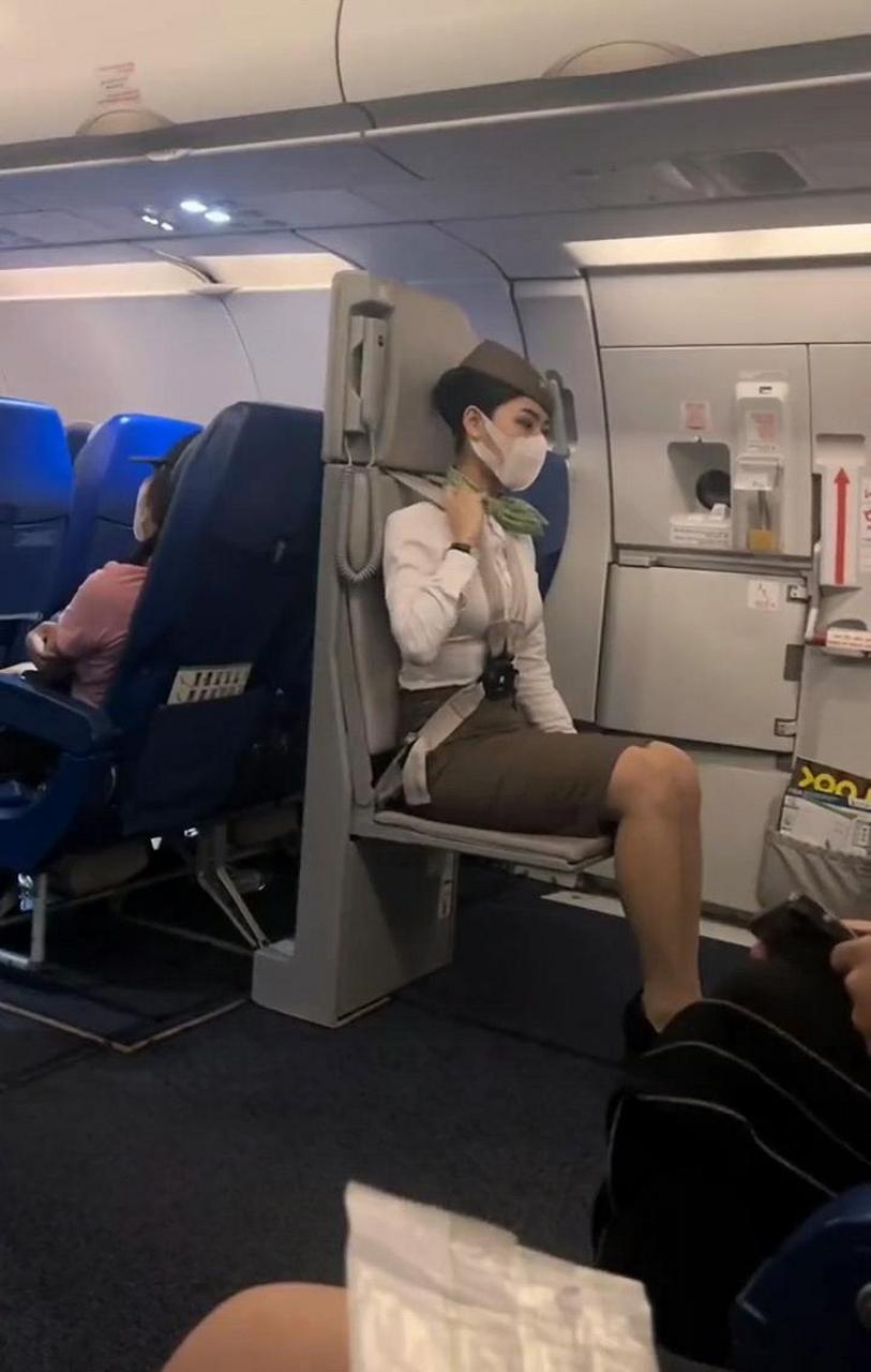 不愧是空姐,这坐姿真是标准呀!