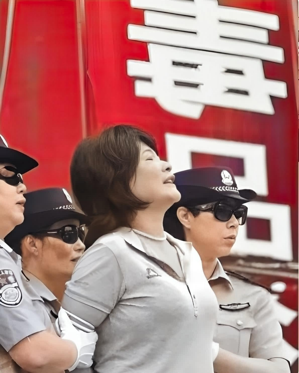 在2015年公审大会上,女毒枭胡巧仙得知自己被判处死刑后仰天长叹,泪水