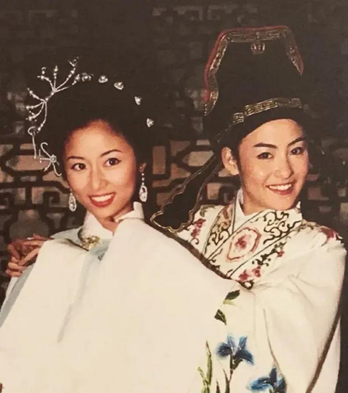 上个世纪90年代,林心如和张柏芝一同出演了黄梅戏《梁祝》,这张当年的