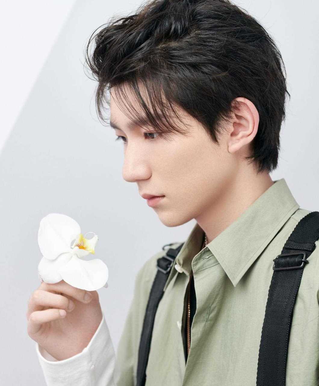 王源|五四青年晚会;背头工装,潇洒不羁,为青春放声歌唱!