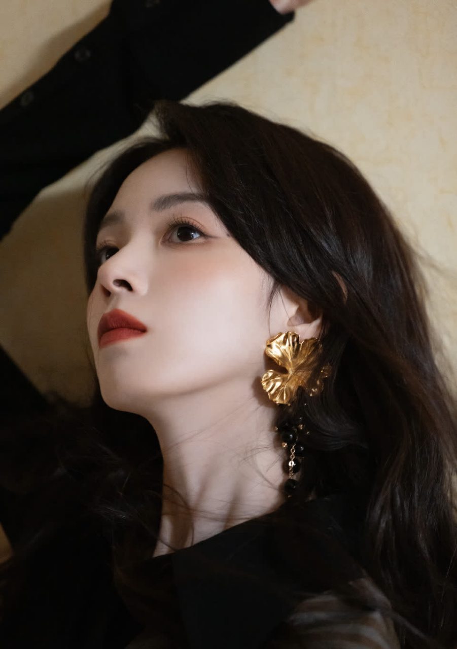 沉迷于姚晨的美色无法自拔~沉迷于姚晨的美色无法自拔~[得意][三哈]