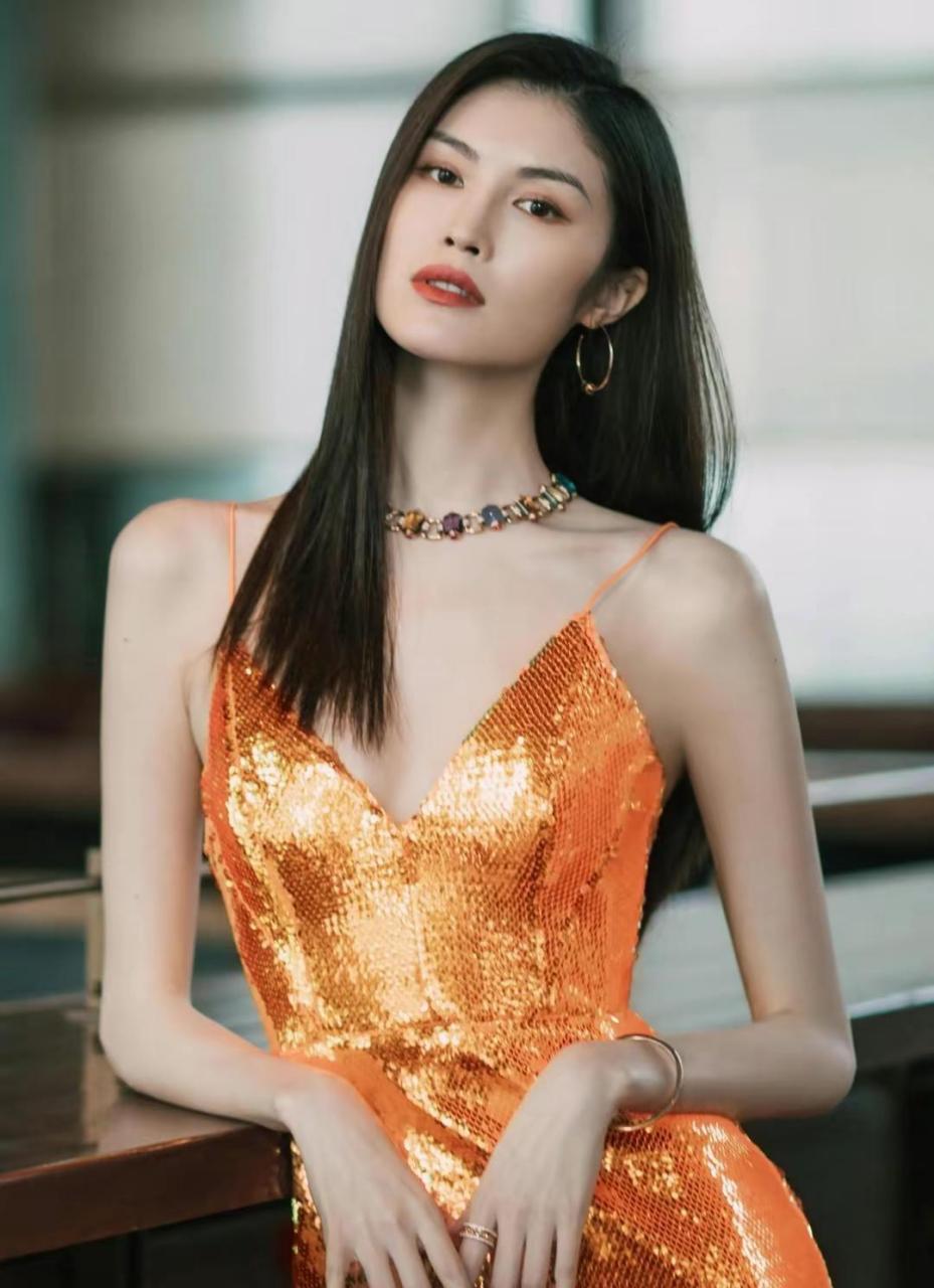 何穗金色紧身抹胸礼服,贵气十足,也太美了