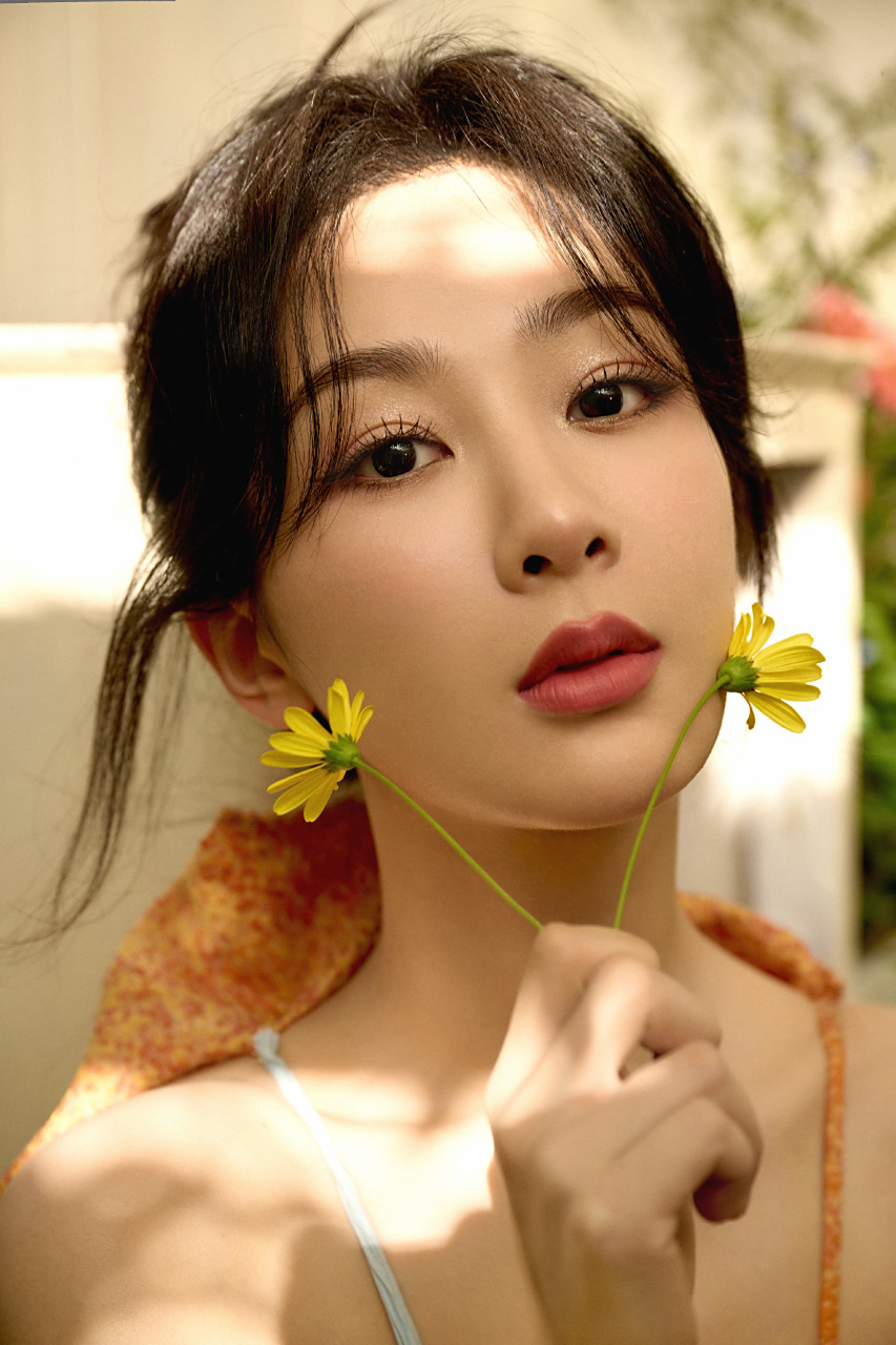 杨紫# 杨紫穿花朵白裙露香肩美腿 半扎长发显温柔#娱乐热ai计划