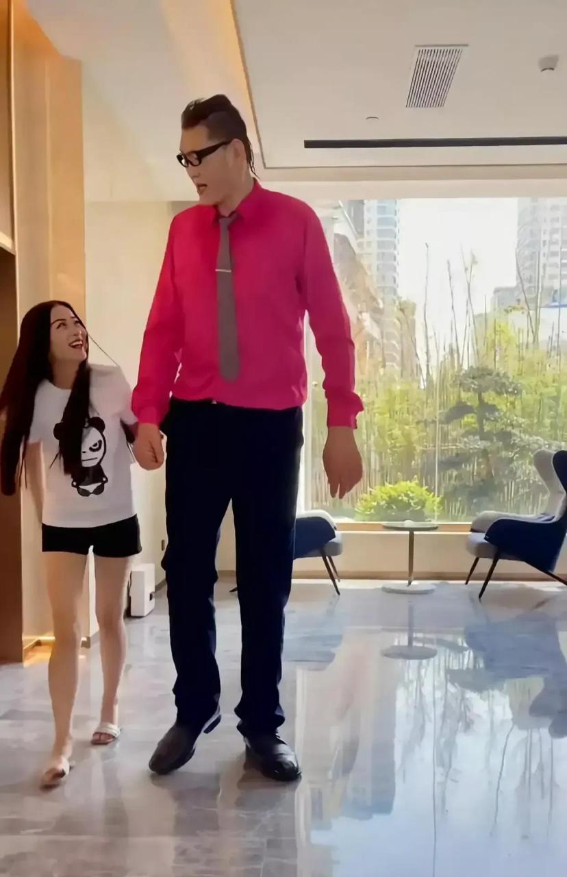 55的老婆李七喜,女儿一家三口的合影,不知道的还以为这是他的两个女儿