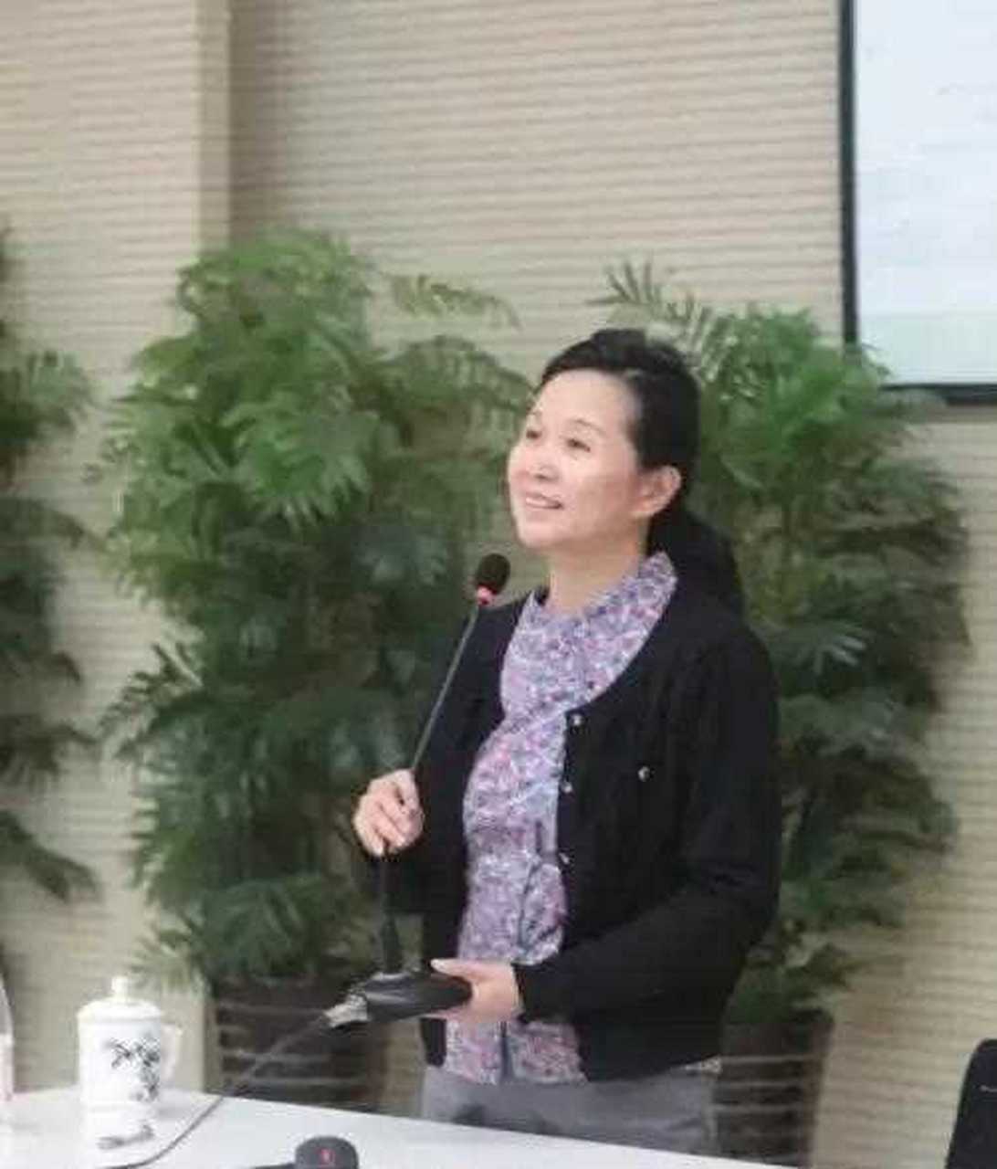 《非诚勿扰》前特邀嘉宾老师黄涵的近期生图.