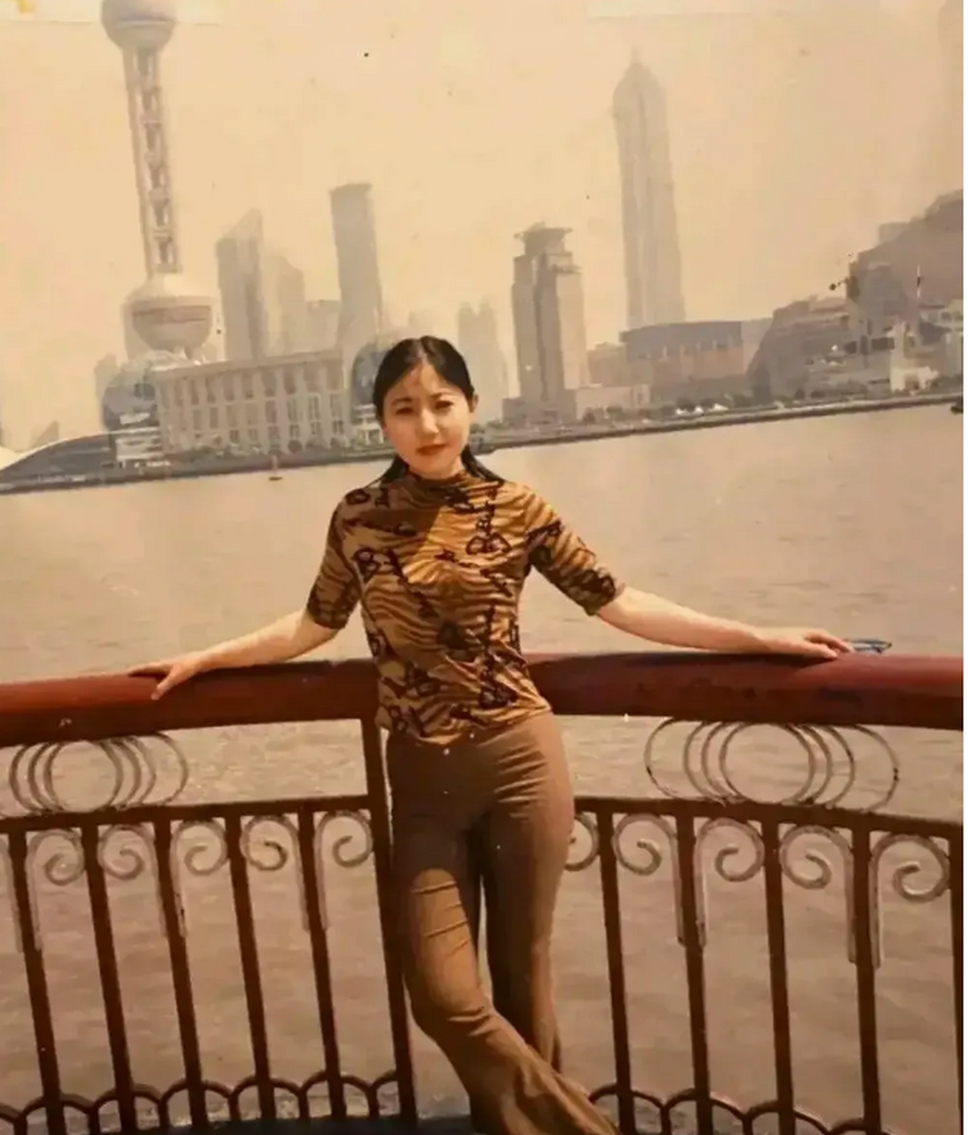 90年代,上海外滩,一个打工的女孩,留下了这一张照片,从镜头中我们可以