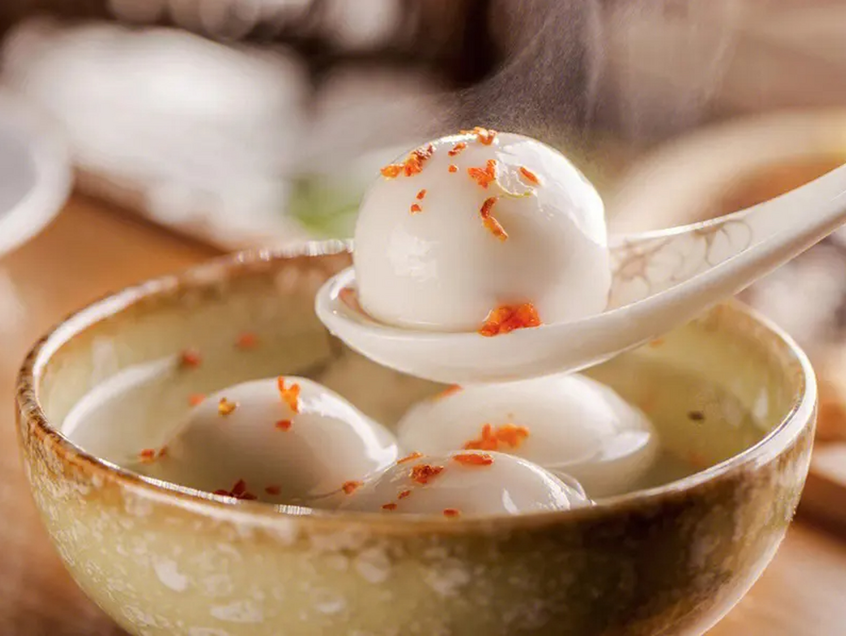 据说,宁波汤圆起源于宋朝,是用黑芝麻,猪油,白砂糖,糯米粉做成的.