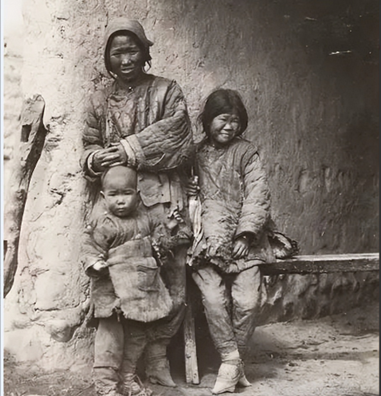 清末,河南农村的一位母亲带着两个孩子的真实留影!