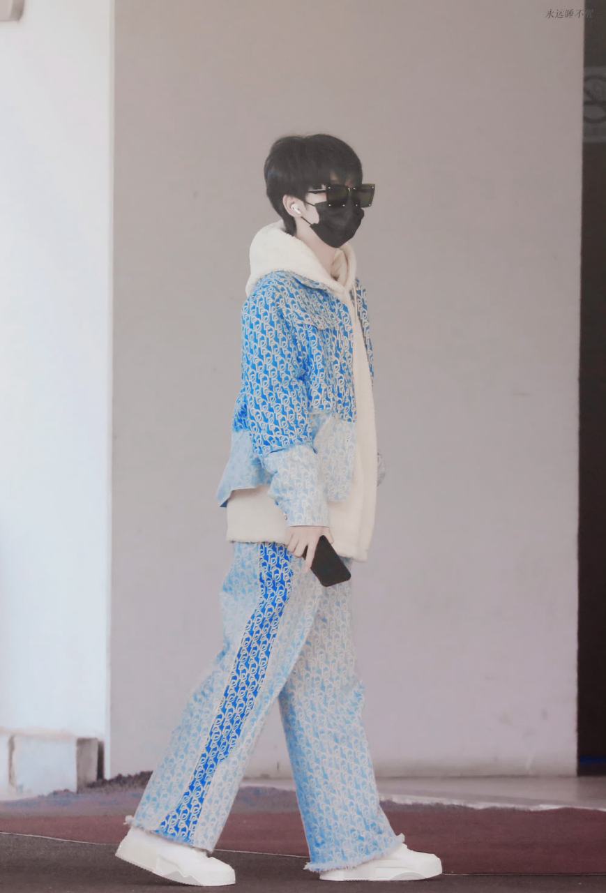 何俊霖今日更新机场餐拍,身穿满印花logo设计的渐变牛仔套装,搭配白色