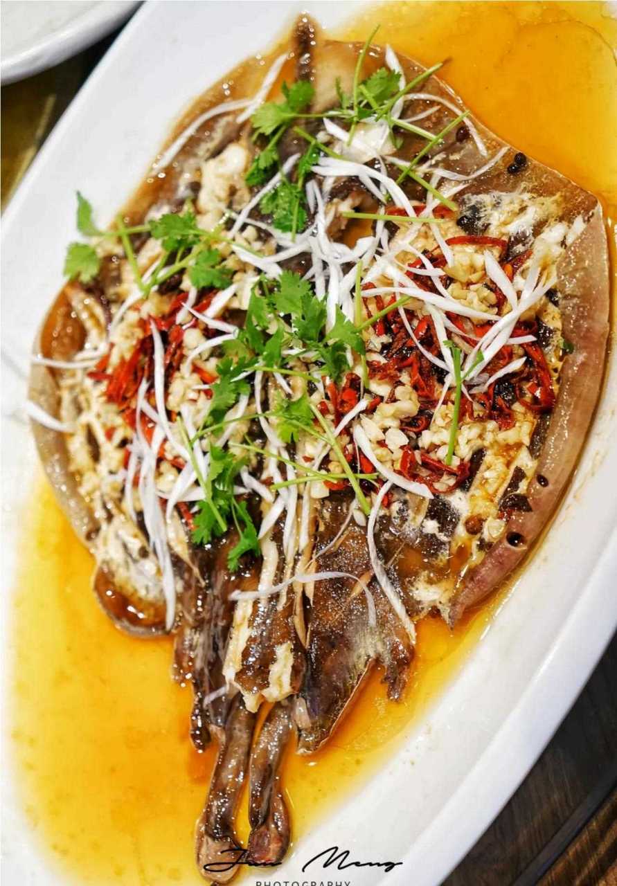 清蒸老板鱼,咸鱼拼玉米饼子,温拌鸟贝,小萝卜叶蒸饺,辣子炒鸡,脂渣拌