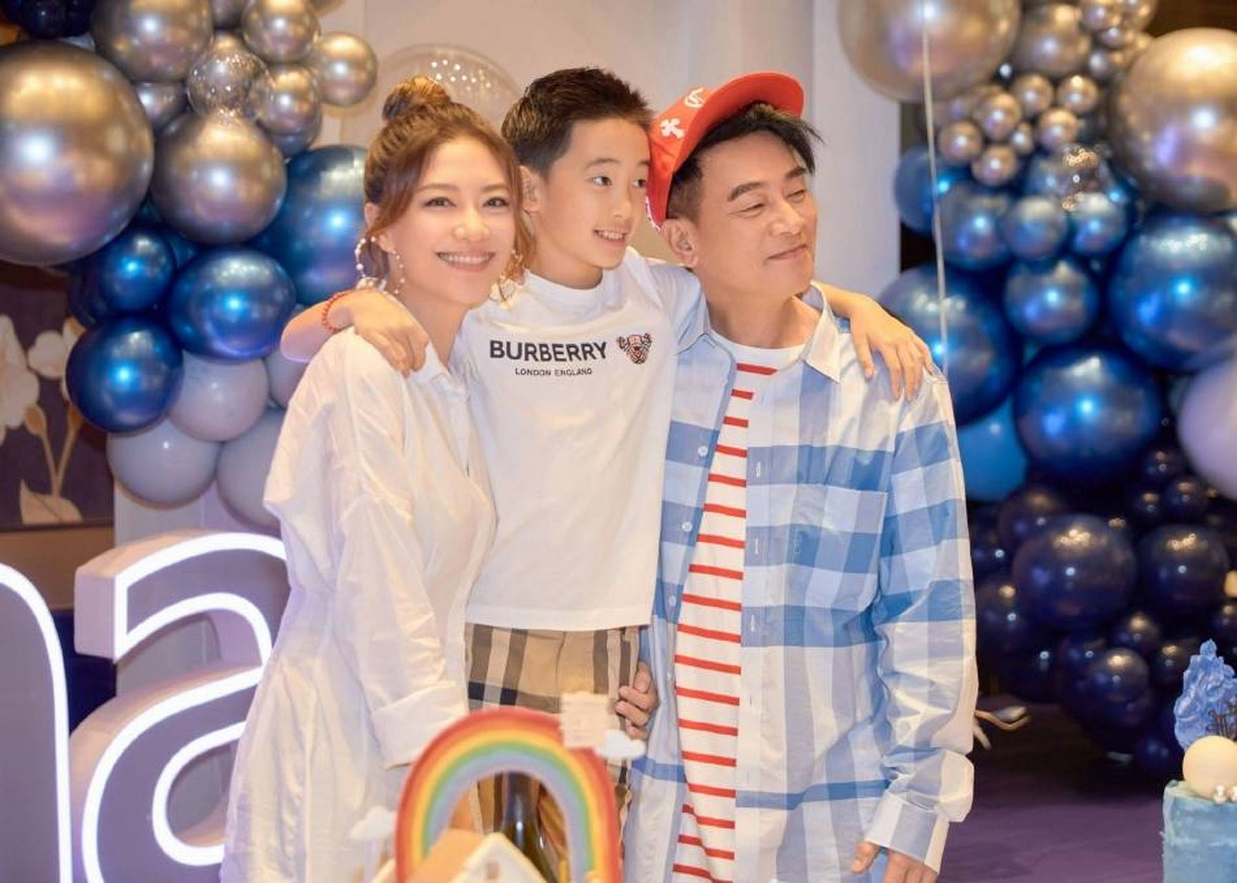 陈小春儿子游迪士尼被偶遇,儿子笑容灿烂超可爱!