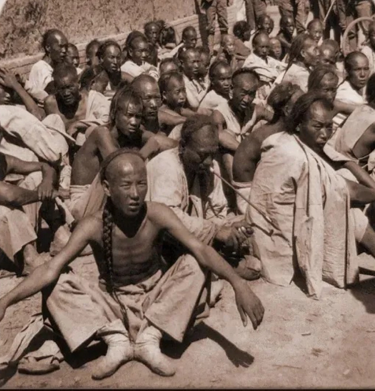 1901年,一群被俘的义和团成员的照片传遍全国.