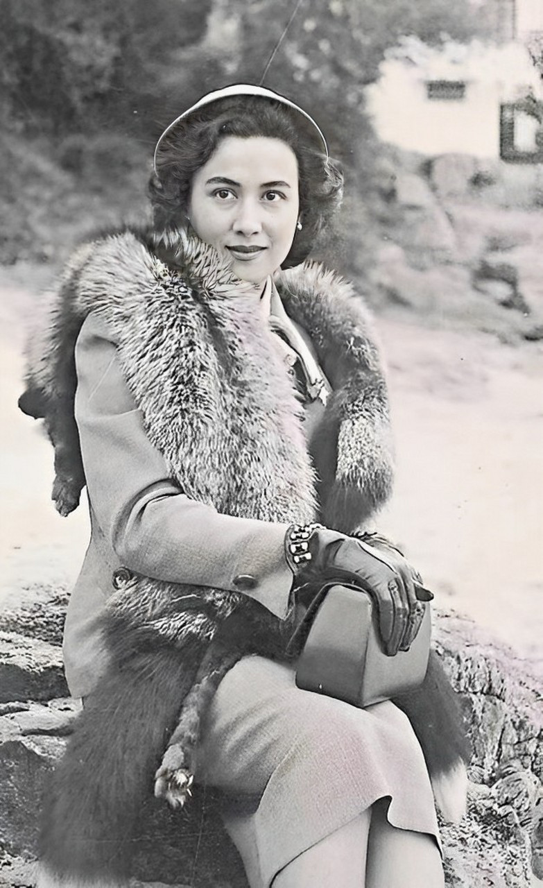 上世纪40年代,何鸿燊与妻子黎婉华的合影,在李明博的理解中 在万华之