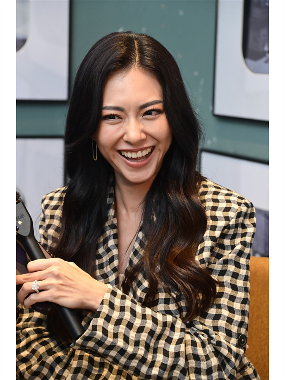 向佐前任庆结婚7周年  黄婉佩,这位曾经的2r组合的成员,曾经历了坎坷