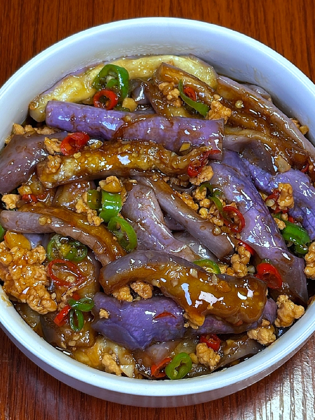 食材:茄子 肉末100根,青红辣椒2根,蒜瓣适量 	 蒸茄子不变色小技巧