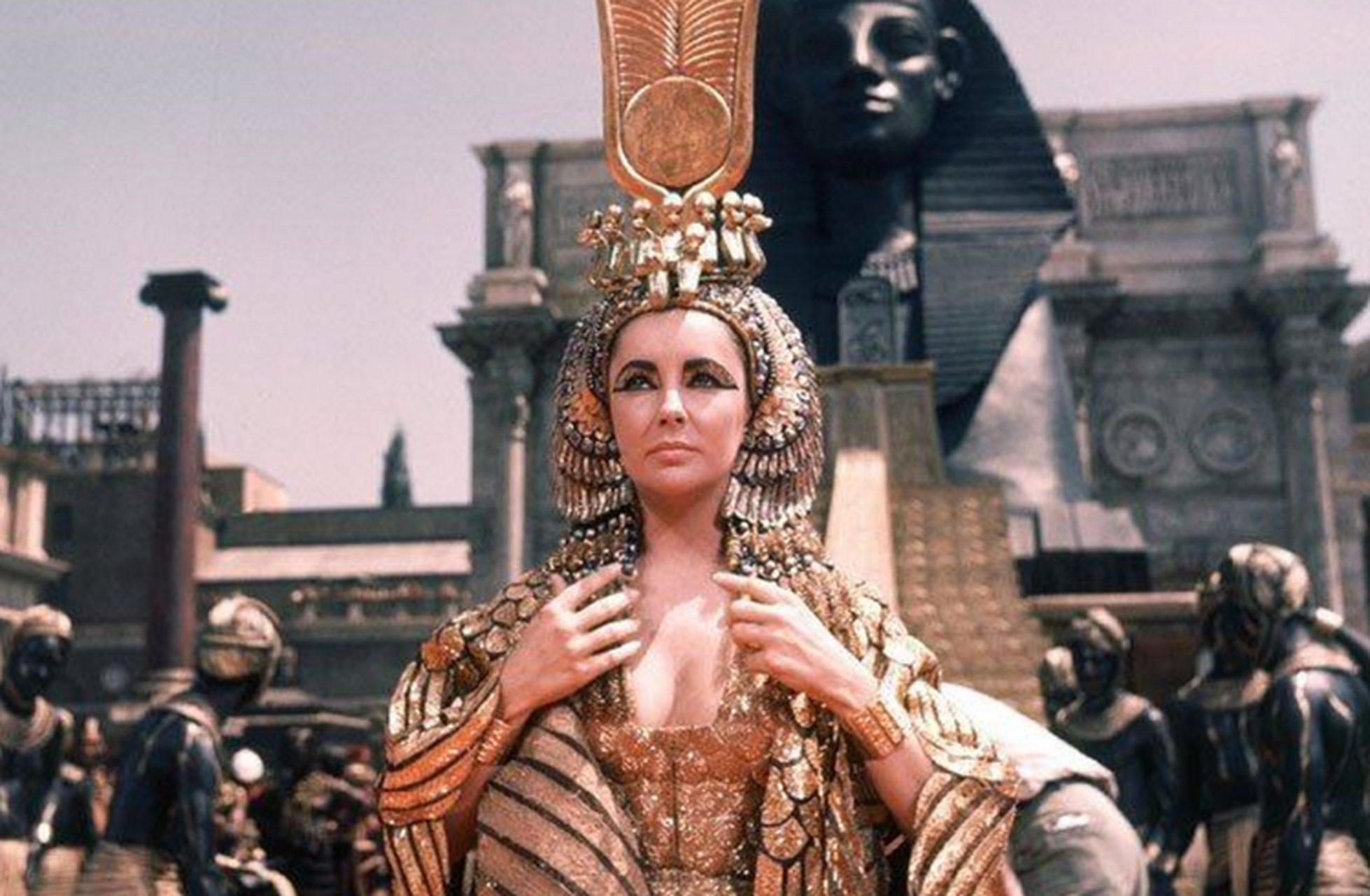 公元前30年,埃及艳后躺在冰冷的床上,然后拿出一条含有剧毒的蛇放在了