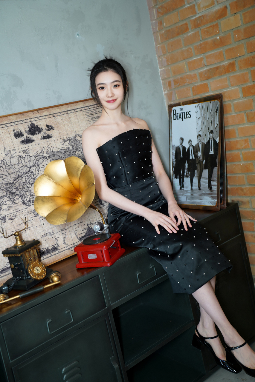 新的一岁祝你每天都拥有晴天般的好心情～ #刘浩存#  #娱乐