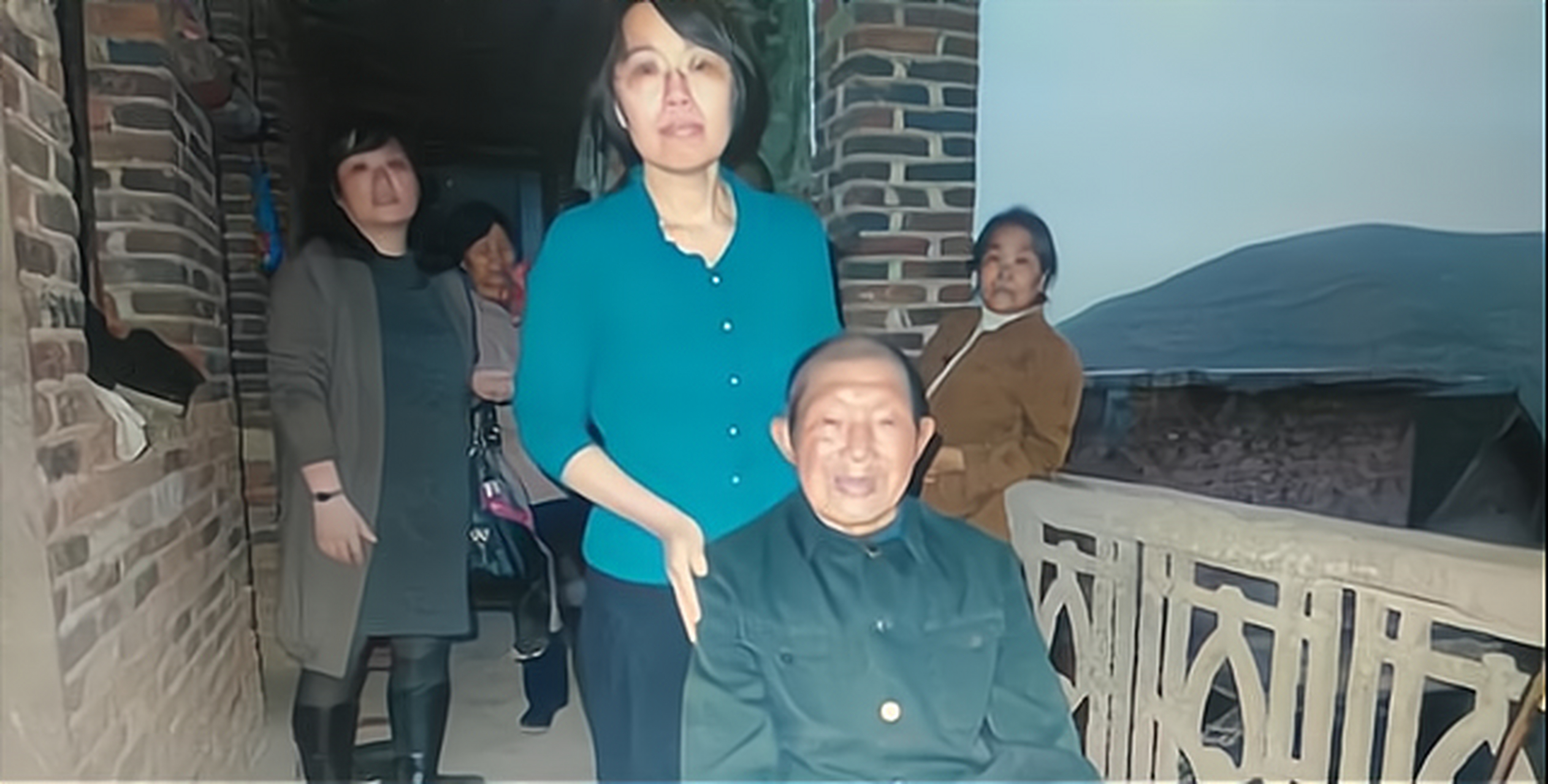 1942年,18岁的庹长发认识了连长易祥,他跟随易祥生死几十年,易祥