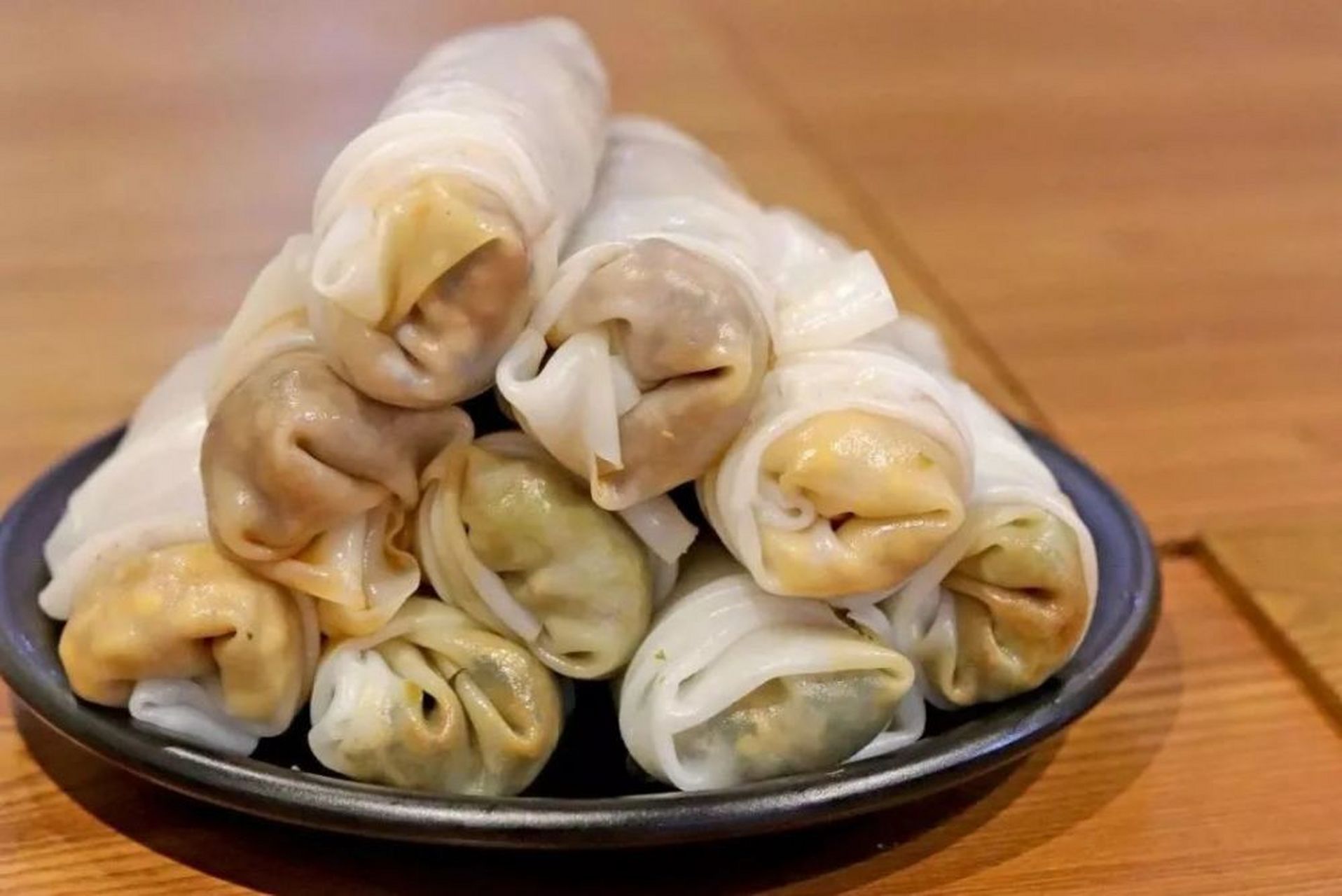 卷粉是铜仁最具特色的小吃之一,用大米磨成米浆,摊在特质的铁盘里