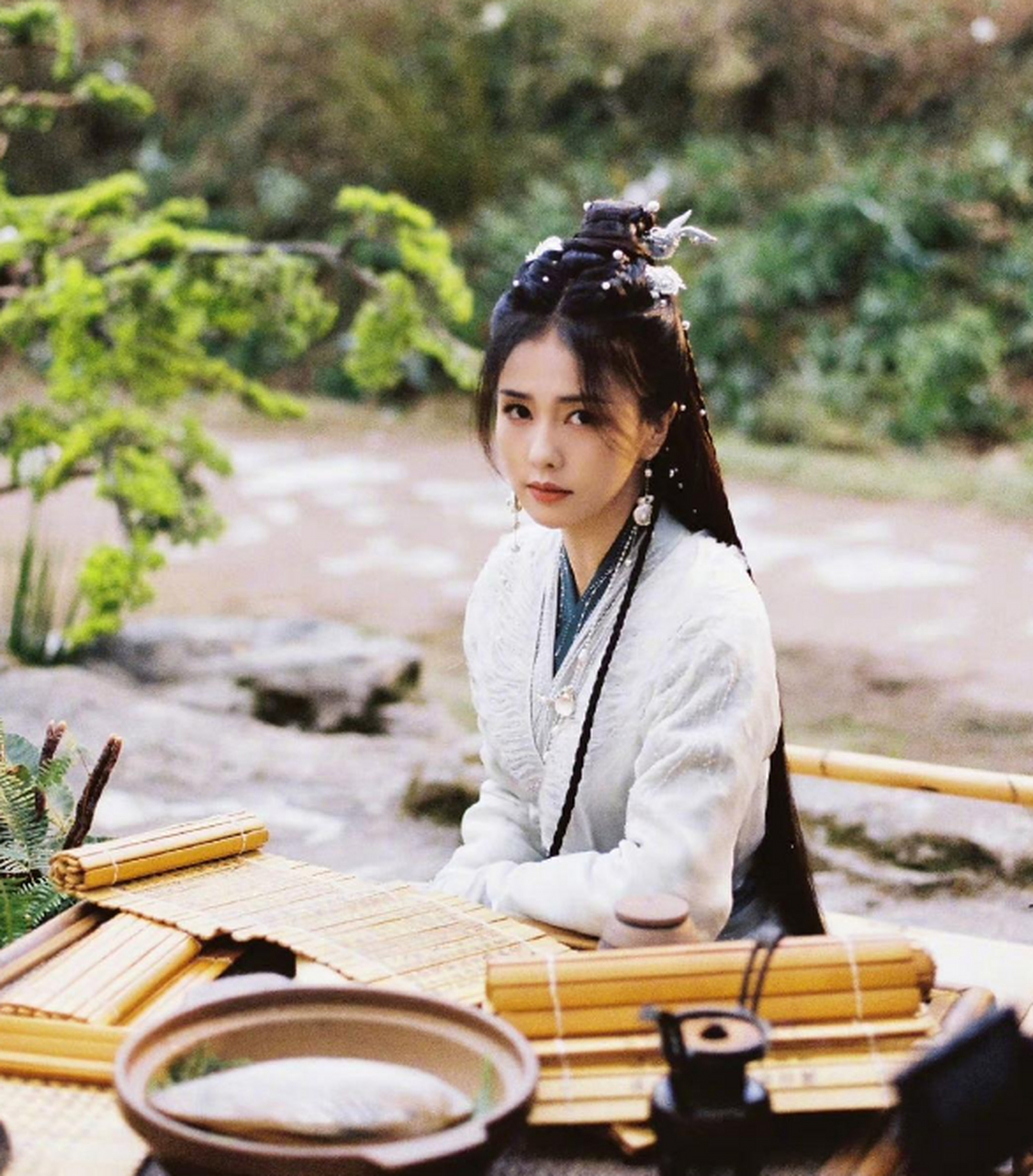 白鹿饰演的桑酒剧组照,俏皮灵动,白鹿的脸和古装适配度特别高.