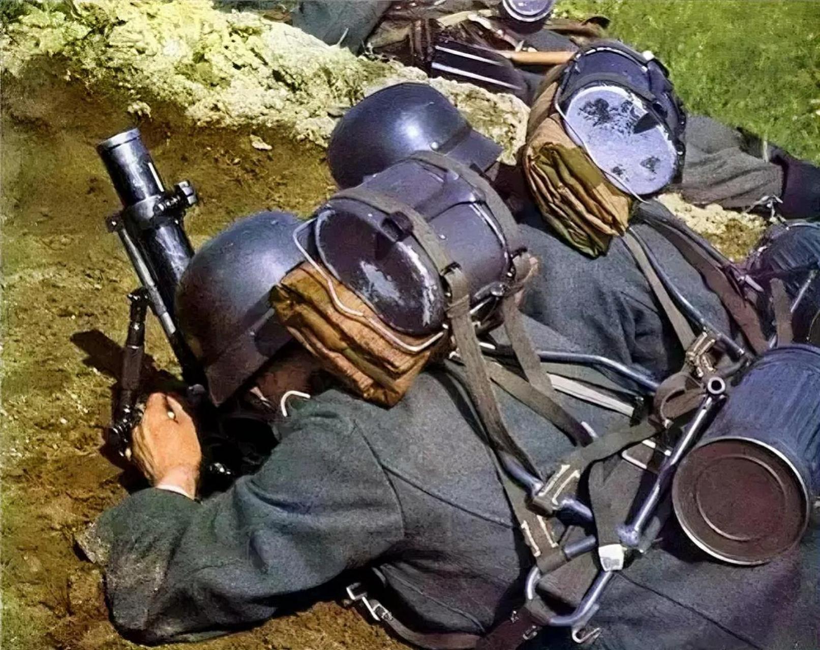 进攻中的德军迫击炮兵他们所使用的是grw34迫击炮,grw34迫击炮,火力