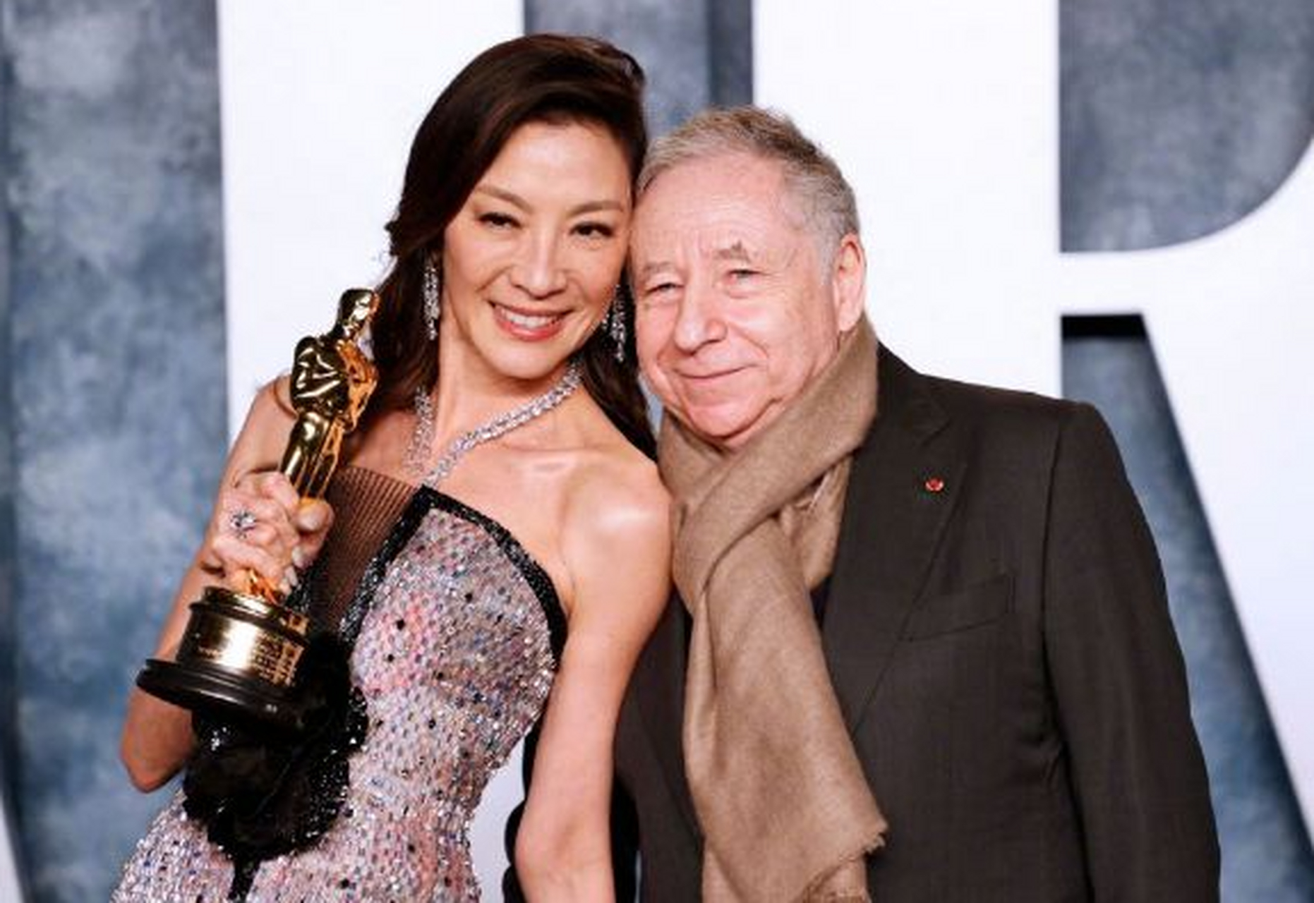 随后不到两个月的时间,在 7 月 26 日,让 · 托德向杨紫琼求婚,杨紫琼