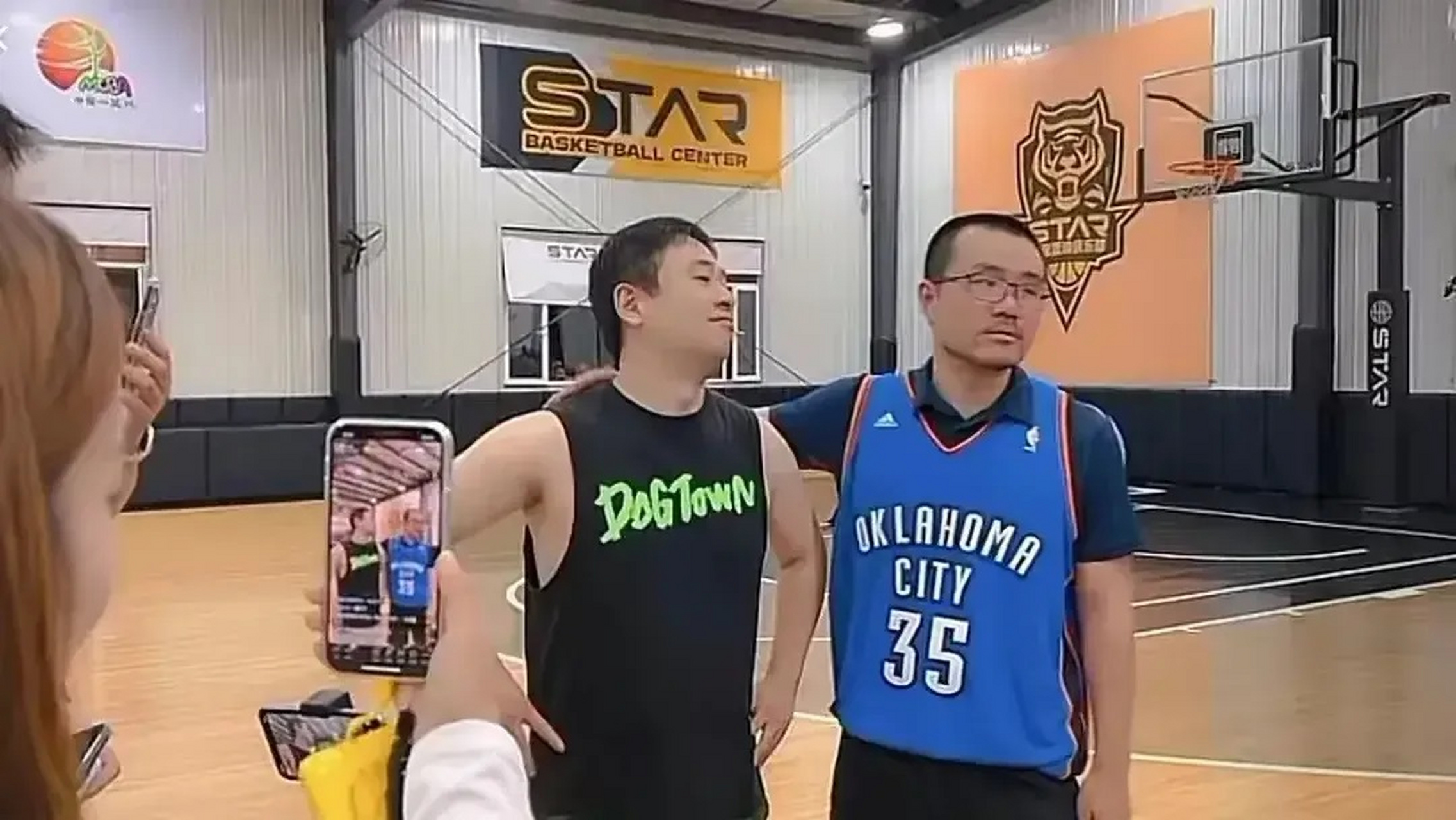 柯凡以11:3和11:8连拿两局,徐静雨更换杜兰特球衣后后来居上,最后大