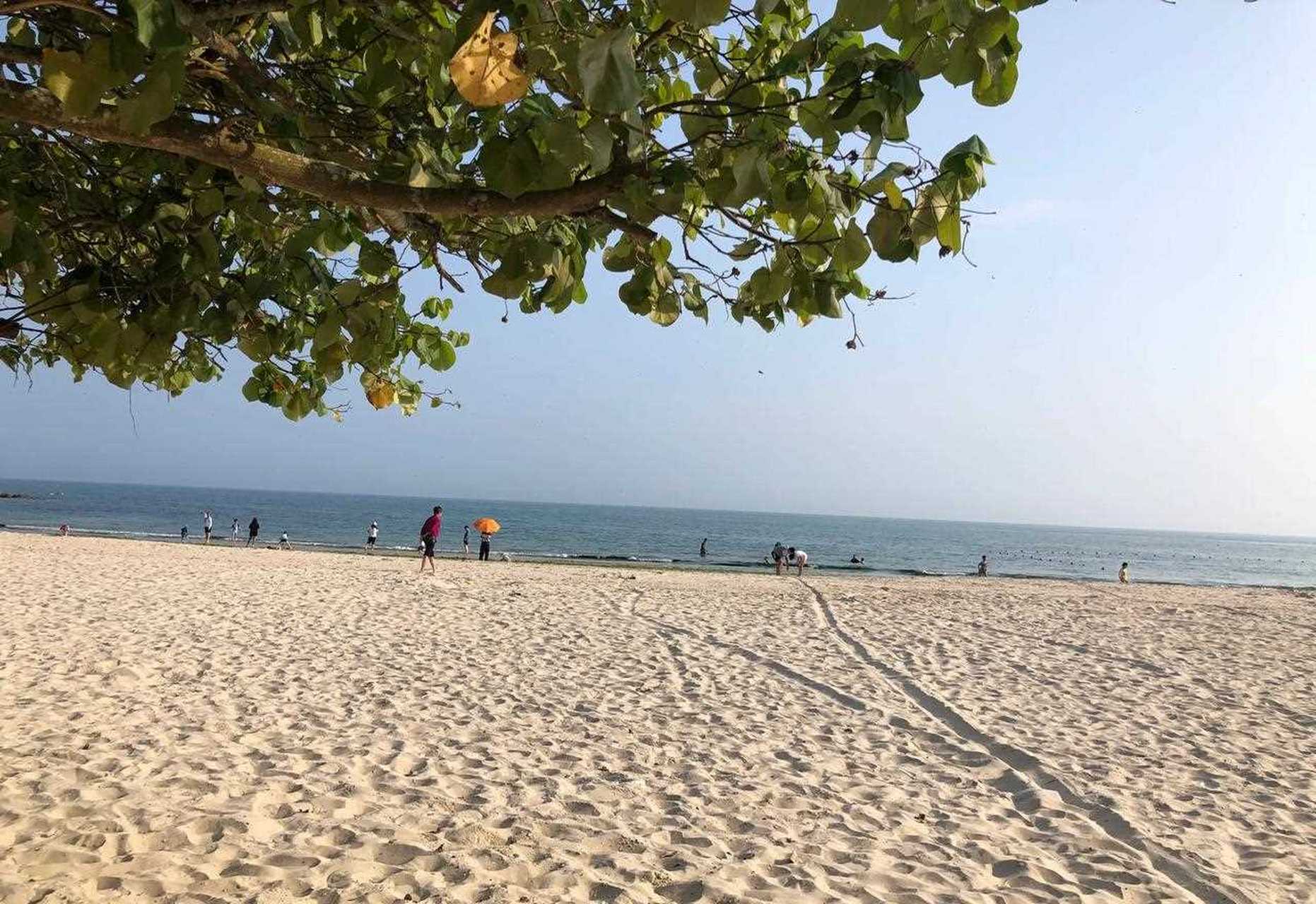 再次来到了惠州的碧海湾,这里比以前更漂亮啦 天蓝水清沙滩细软又白