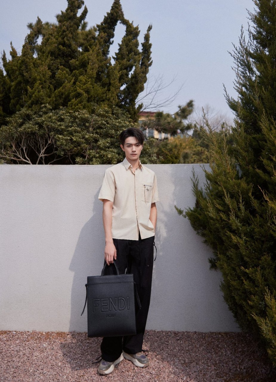 许凯白衬衫写真好青春,清爽男大气息扑面而来,温暖惬意自然灵动,会拍