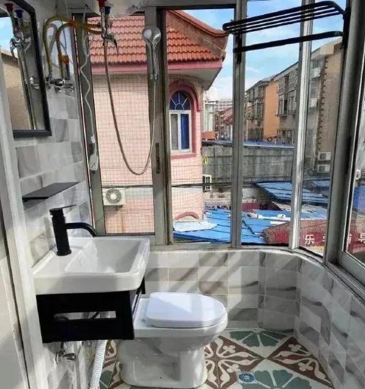 谁会在阳台上整个马桶呀[飞机] 有网友调侃道:我坐在马桶上看风景,而