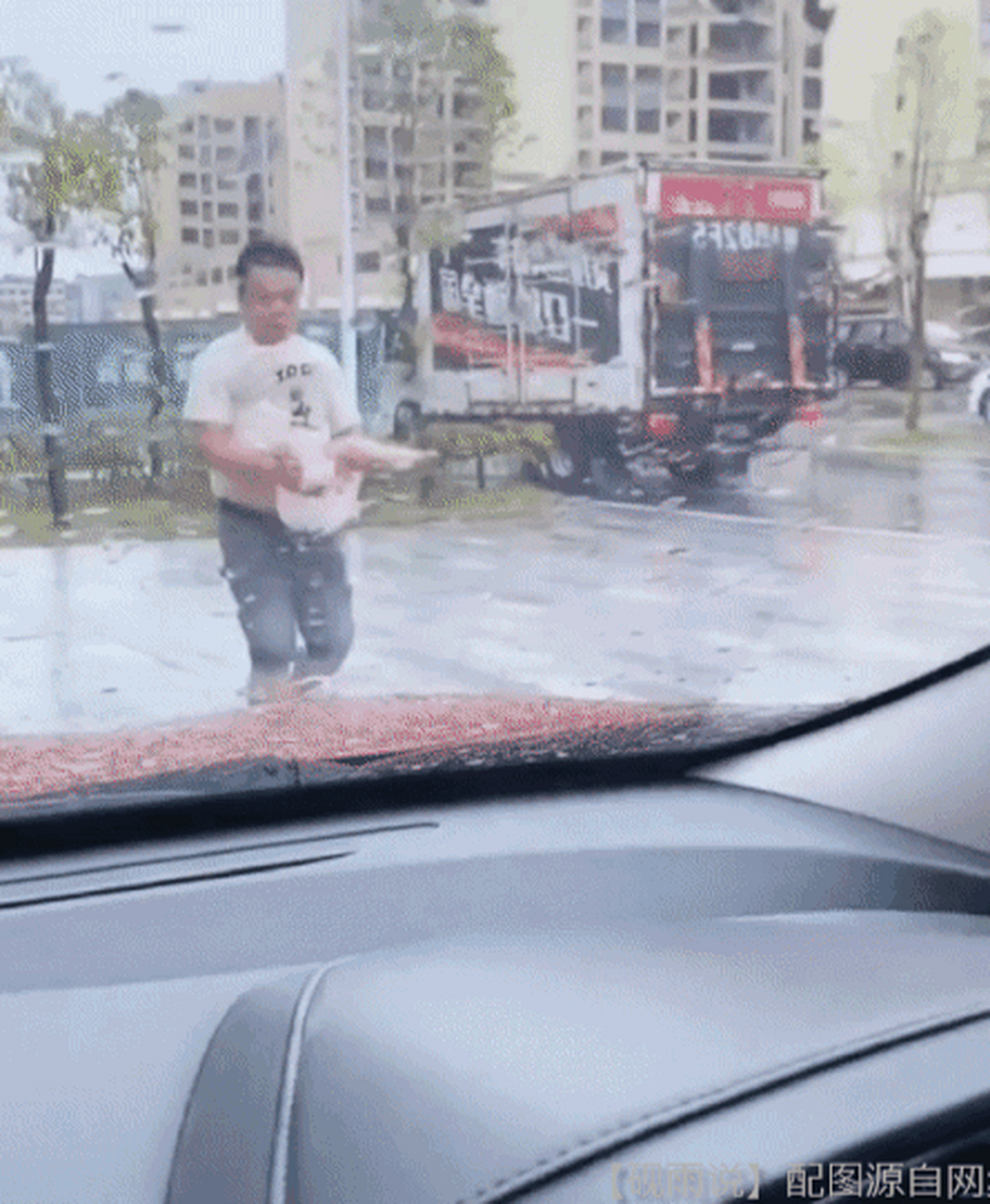 暴雨水淹搞笑图图片