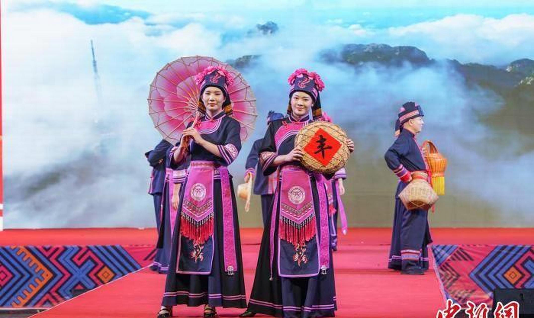 图为仡佬族服装秀. 陈冠言 摄 图为民族服装秀吸引观众拍照.