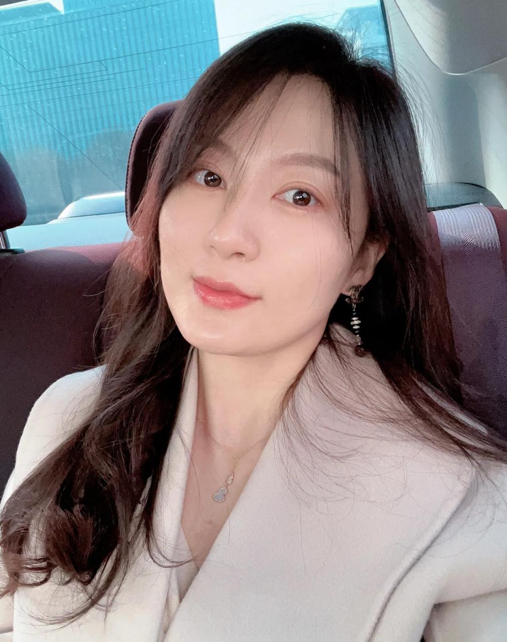 三十岁女白领名牌大学毕业,世界五百强工作,精英女白领,漂亮.知性.