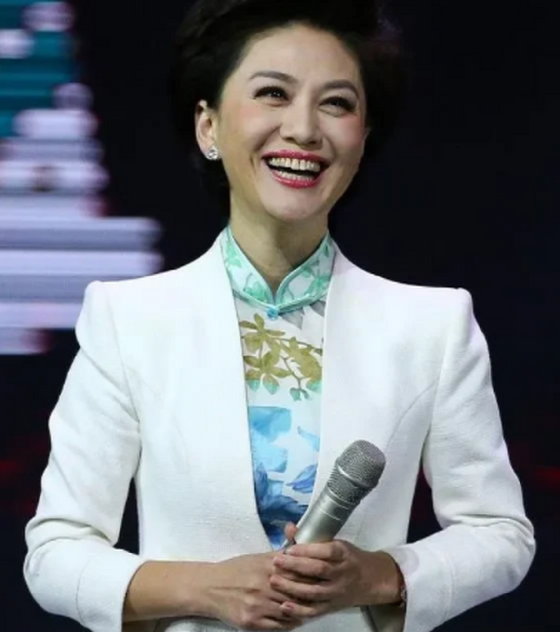 天呐,看看主持人海霞吧,穿着旗袍配西装,真是中西合璧,美出了天际,你