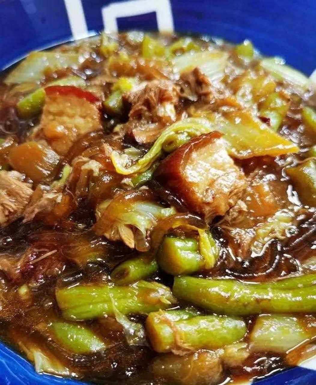 大锅菜又名熬菜,是一道色香味俱全的传统菜,食材多样,营养丰富,汤汁