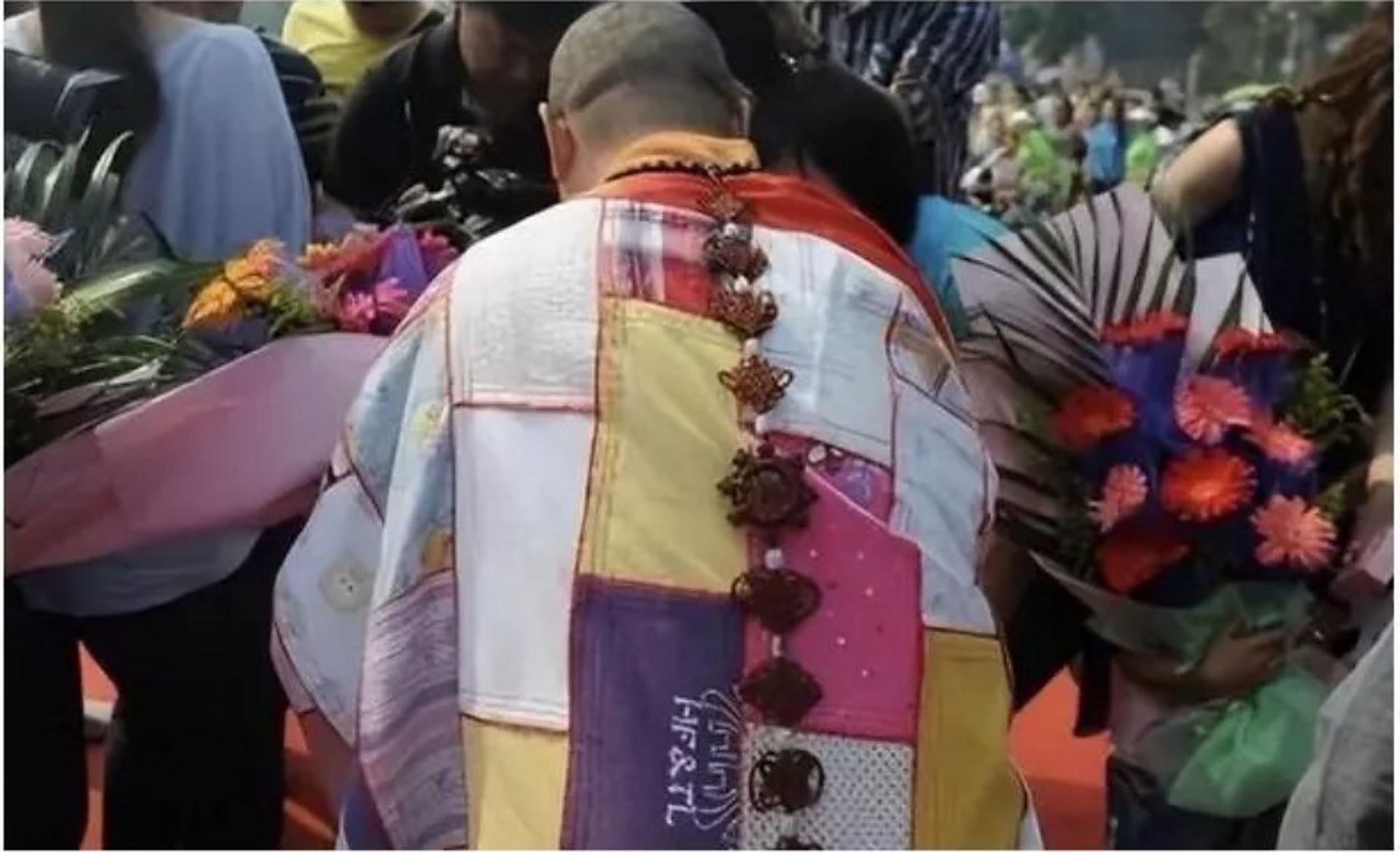 素全法师身穿108罗汉娃衣服缝制的百衲衣#512