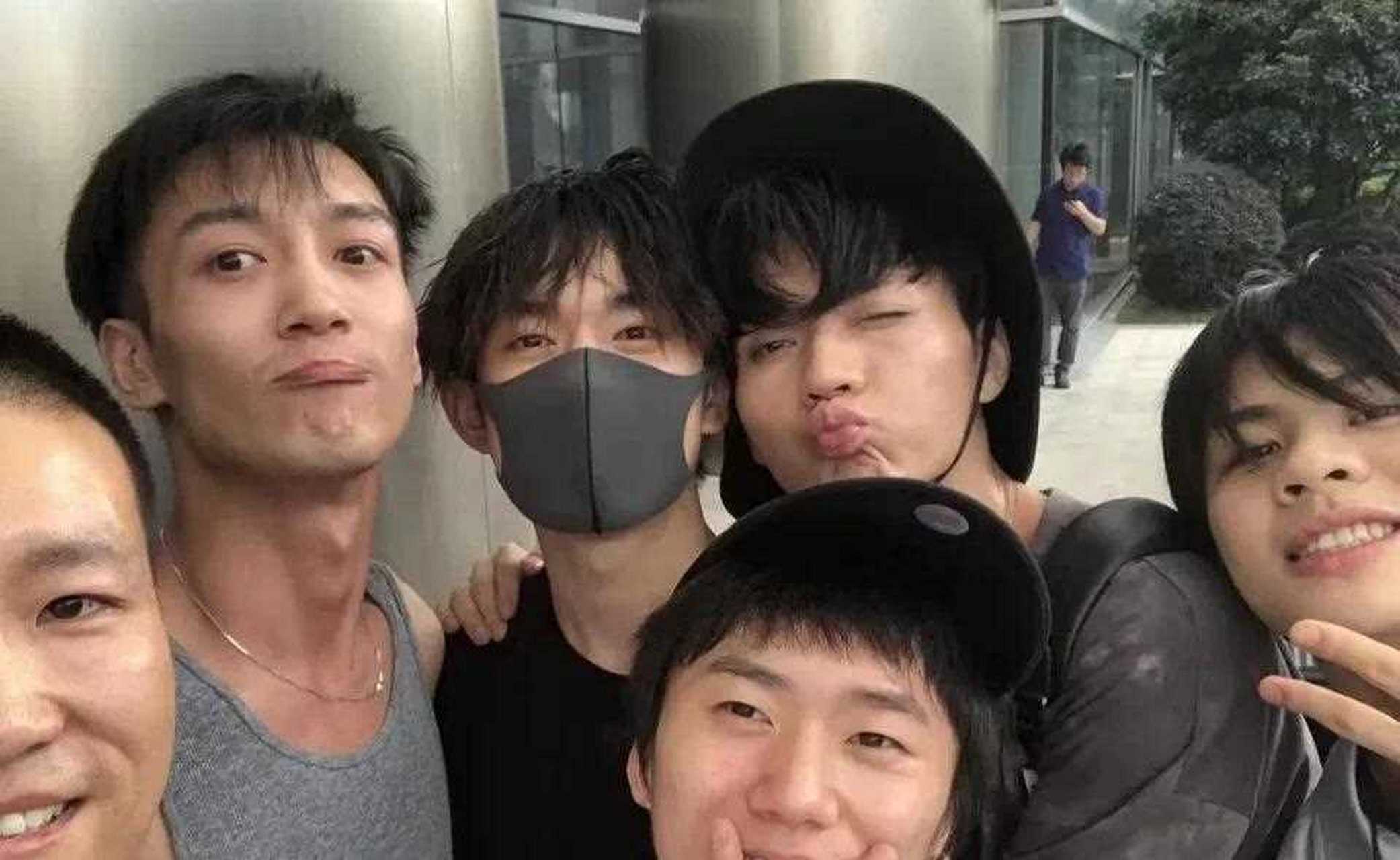 易烊千玺和王晨艺同框了合照,组里说两大顶流同框,这辱四了吧[凝视]