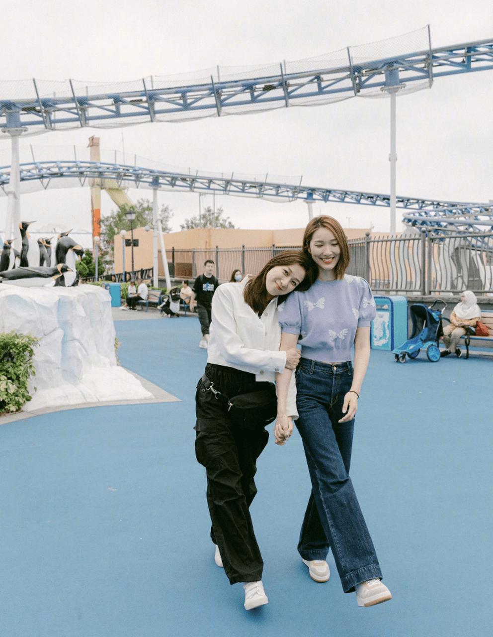 钟嘉欣回港后晒与李亚男聚会,2位妈妈带5个娃,两大选美冠军再度同框!